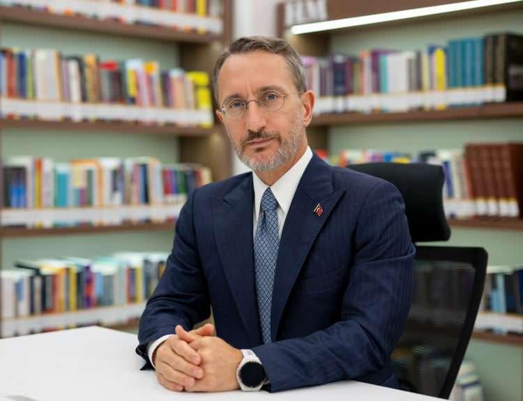 <p><span style="color:#B22222"><strong>'CUMHURBAŞKANIMIZIN LİDERLİĞİNDE &Ccedil;ALIŞMAYI S&Uuml;RD&Uuml;RECEĞİZ'</strong></span></p>

<p>Cumhurbaşkanlığı İletişim Başkanı Fahrettin Altun yaptığı değerlendirmede, T&uuml;rkiye Y&uuml;zyılı'nın sağlam temellerini atan ve milletin hayallerini ger&ccedil;eğe d&ouml;n&uuml;şt&uuml;ren Cumhurbaşkanı Recep Tayyip Erdoğan'ın 2024 yılında millete hizmet yolunda attığı her adımı 'Aşkınan Koşan Yorulmaz' kitabında bir araya getirdiklerini belirtti. Altun, <strong>"'Aşkınan Koşan Yorulmaz' kitabı, lider diplomasisinin zirve &ouml;rneklerinden eser ve hizmet siyasetinin en g&uuml;&ccedil;l&uuml; projelerini, her g&uuml;n&uuml;n&uuml; T&uuml;rkiye Y&uuml;zyılı vizyonuyla ilmek ilmek dokuyan, 'Daha adil bir d&uuml;nya' i&ccedil;in her platformda hakikati haykırmaktan &ccedil;ekinmeyen bir liderin m&uuml;cadelesini ortaya koyuyor. 'Aşkınan Koşan Yorulmaz', &ouml;mr&uuml;n&uuml; &uuml;lkesinin ve milletinin geleceğine adayan, daha g&uuml;&ccedil;l&uuml; bir T&uuml;rkiye hedefiyle durmadan yorulmadan &ccedil;alışan milletin adamının m&uuml;cadelesidir. Bizler de 'Aşkınan koşan yorulmaz' şiarıyla Sayın Cumhurbaşkanımızın liderliğinde var g&uuml;c&uuml;m&uuml;zle &ccedil;alışmayı s&uuml;rd&uuml;receğiz"</strong> ifadelerini kullandı.</p>
