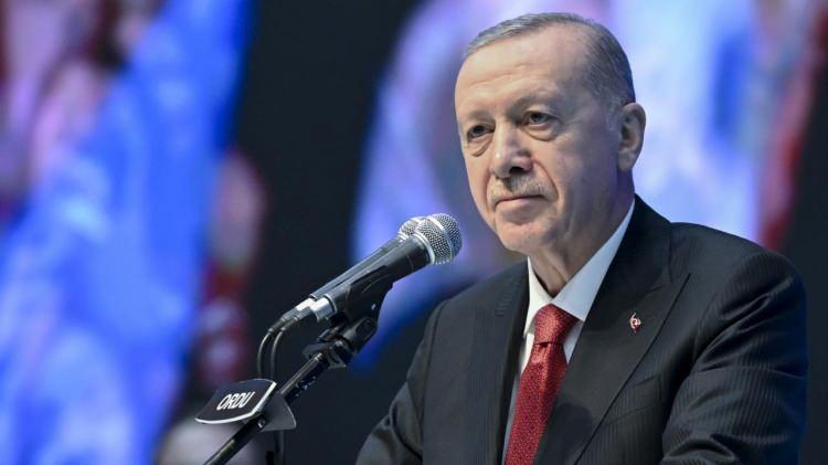 <p>Cumhurbaşkanı Recep Tayyip Erdoğan'ın 2024 yılı i&ccedil;erisinde ger&ccedil;ekleştirdiği faaliyetleri, 'Aşkınan Koşan Yorulmaz' adı verilen kitapta anlatıldı.&nbsp;</p>
