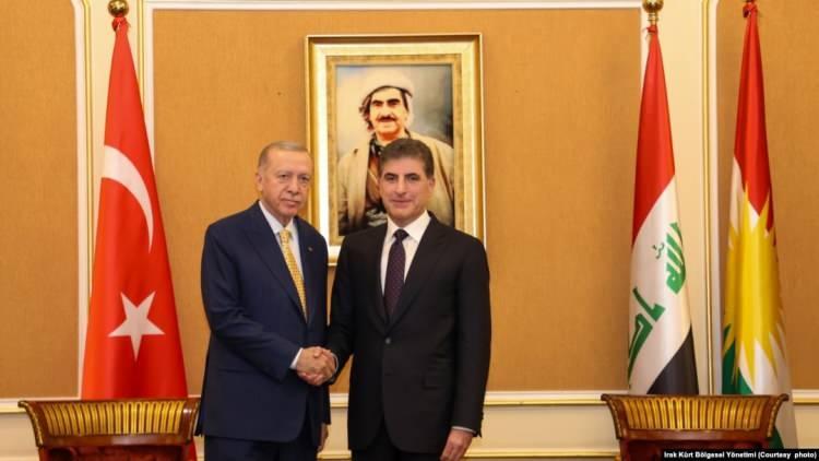 <p>Resm&icirc; ziyaretlerde bulunmak &uuml;zere Irak'ın başkenti Bağdat'a 22 Nisan'da giden Cumhurbaşkanı Erdoğan, Irak Cumhurbaşkanı Abdullatif Reşid ve Başbakan Muhammed Şiya es-Sudani ile g&ouml;r&uuml;şt&uuml;, Irak T&uuml;rkmen toplumu ile Irak S&uuml;nni toplumu temsilcilerini kabul etti. Bağdat'taki temaslarının ardından Erbil'e ge&ccedil;en Cumhurbaşkanı Erdoğan, Irak K&uuml;rt B&ouml;lgesel Y&ouml;netimi (IKBY) Başkanı Ne&ccedil;irvan Barzani ve IKBY Başbakanı Mesrur Barzani ile g&ouml;r&uuml;şt&uuml;.</p>
