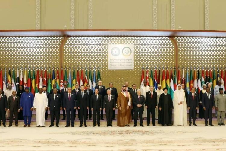 <p>Avrupa Siyasi Topluluğu 5. Zirvesi'ne katılmak &uuml;zere 7 Kasım'da Macaristan'ın başkenti Budapeşte'ye giden Cumhurbaşkanı Erdoğan, Zirvede Fransa Cumhurbaşkanı Emmanuel Macron ile bir araya geldi, Danimarka Başbakanı Mette Frederiksen, Hollanda Başbakanı Dick Schoof ve NATO Genel Sekreteri Mark Rutte'yi kabul etti ve AB Komisyonu Başkanı Ursula von der Leyen ile g&ouml;r&uuml;şt&uuml;.</p>

<p>İslam İşbirliği Teşkilatı-Arap Ligi Olağan&uuml;st&uuml; Ortak Zirvesi'ne katılmak &uuml;zere 11 Kasım'da Suudi Arabistan'ın başkenti Riyad'a giden Cumhurbaşkanı Erdoğan, buradaki temasları sonrası aynı akşam Azerbaycan'ın başkenti Bak&uuml;'de d&uuml;zenlenen Birleşmiş Milletler (BM) İklim Değişikliği &Ccedil;er&ccedil;eve S&ouml;zleşmesi 29. Taraflar Konferansı'na (COP29) katılmak &uuml;zere Bak&uuml;'ye hareket etti.</p>
