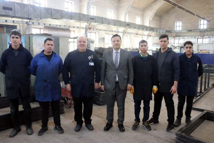 <p>Okul hakkında bilgiler veren Merkez Mesleki ve Teknik Anadolu Lisesi Müdürü Tekin Alparsla, <strong>"Okulumuzu diğer okullardan ayıran en büyük etken okulumuzda uygulama eğitimlerinin oldukça yoğun olmasıdır. Bu kapsamda okulumuz döner sermaye faaliyetleri yürütüyor. Bu anlamda Türkiye'nin önde gelen okullarından birisiyiz. Üretim kapasitemiz oldukça iyi durumda. Bu durumda, öğrencilerimize beceri ve uygulamalı meslek dersi eğitimleri daha verimli olarak verilebiliyor. Öğrencilerimiz deney setlerinin üzerinde eğitim görmekten çok gerçek işler üzerinde eğitim alıyorlar ve pratiklerini geliştiriyorlar. Bu sayede yapılan çalışmaların piyasada ekonomik değeri oluyor."</strong> ifadelerini kullandı.</p>
