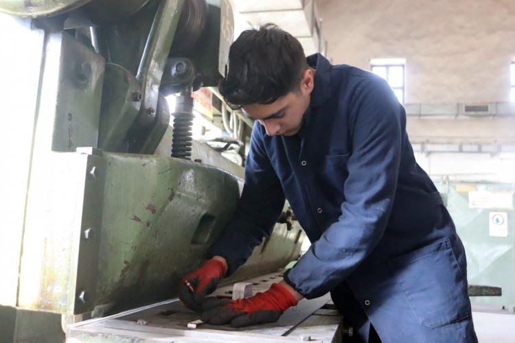 <p>Okulda bulunan bölümler arasında; bilişim teknolojileri, elektrik elektronik teknolojisi, makine ve tasarım teknolojisi, metal teknolojisi, metalürji teknolojisi, mobilya ve iç mekan tasarımı, motorlu araç teknolojisi ve uçak bakım alanları yer alıyor.</p>
