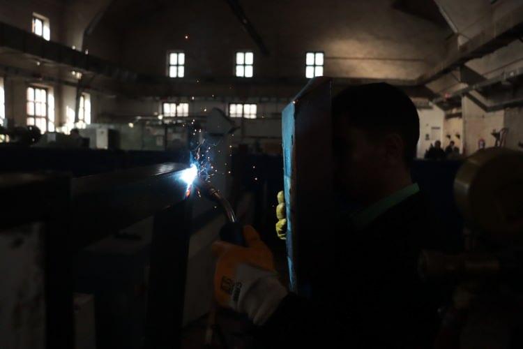 <p>Öğrencilerin gelen talepler üzerine kamu kurumlarının donatılarını ürettiğini dile getiren  Alparslan, <strong>"Son yıllarda çılan birçok okulun okul donatımlarını bizim okulumuz üretti. Ayrıca, Kayseri İl Nüfus Müdürlüğü, Hacılar, Kocasinan İlçe Nüfus Müdürlüklerinin donatılarını okulumuz üretti. En son çalışmamız olarak Kayseri'de yapılan Millet Kütüphanesi'nin donatı siparişlerini de okulumuz üretmektedir. Bu çalışmamızda halen devam ediyor. Okulumuzda metalürji alanı var. Bu alan Türkiye'deki meslek liselerinin arasında az bir okulda bulunuyor. Bulunanlar içerisinde de döküm üzerine pratik çalışması yoğun olan okullardan biriyiz. Şehir şebekelerindeki su onarım aparatları okulumuzda üretiliyor. Bunun tedarikçisiyiz. Daha öncesinde üretilen bu ürünleri ilgili kurum yurtdışından ithal ediyordu ama şuanda bizim okulumuz bunların tedarikini sağlıyor. Biz bununla gurur duyuyoruz."</strong> diye konuştu</p>
