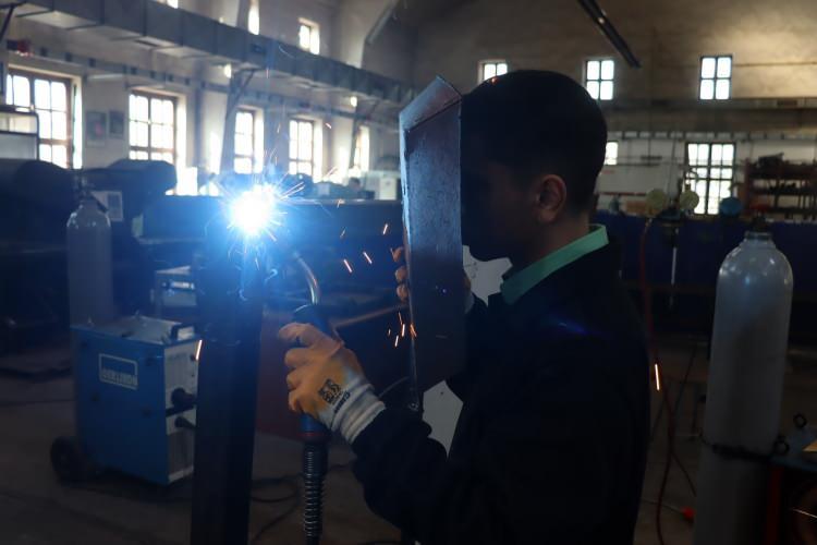 <p>Kayseri'nin Melikgazi ilçesinde bulunan Merkez Mesleki ve Teknik Anadolu Lisesinde 4 yıllık eğitimini tamamlayan öğrenciler iş garantisiyle mezun ediliyor. </p>
