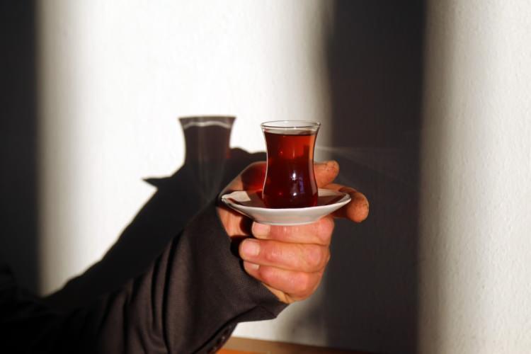 <p>Bilim insanları siyah çayın kolesterole ve tansiyona iyi geldiğini söyleyerek kalp sağlığına fayda sağladığını ifade ediyor.</p>
<p>Her gün çay içenlerin, son 12 ayda içmeyenlere kıyasla kalp hastalığı riskinin yüzde 8, kalp krizi gibi sorunlar yaşama riskininse yüzde 10 azaldığı 2017 tarihli bir araştırmada saptanmıştı.</p>
<p> </p>