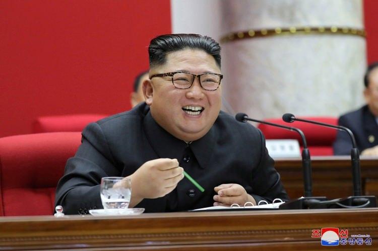 <p><strong><span style="color:#B22222">KIM YONG UN</span> | Kuzey Kore Lideri</strong></p>