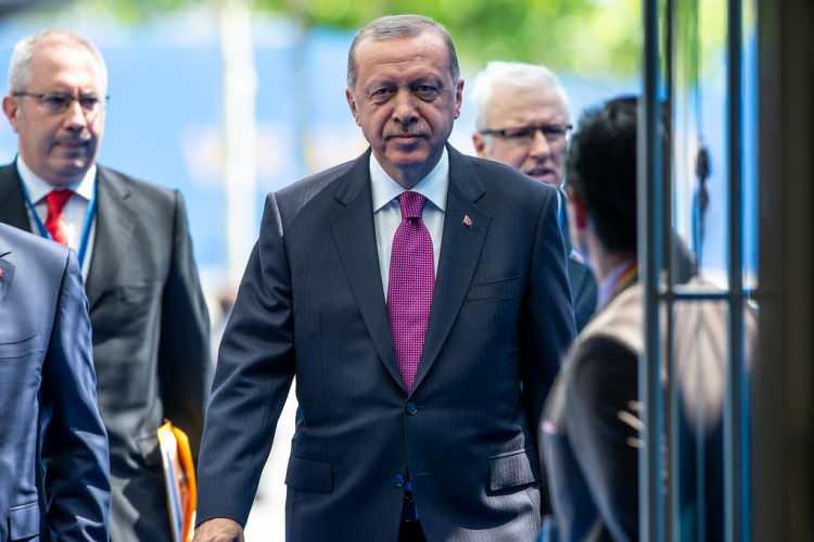 <p><span style="color:#B22222"><strong>5)  CUMHURBAŞKANI ERDOĞAN</strong></span></p>
