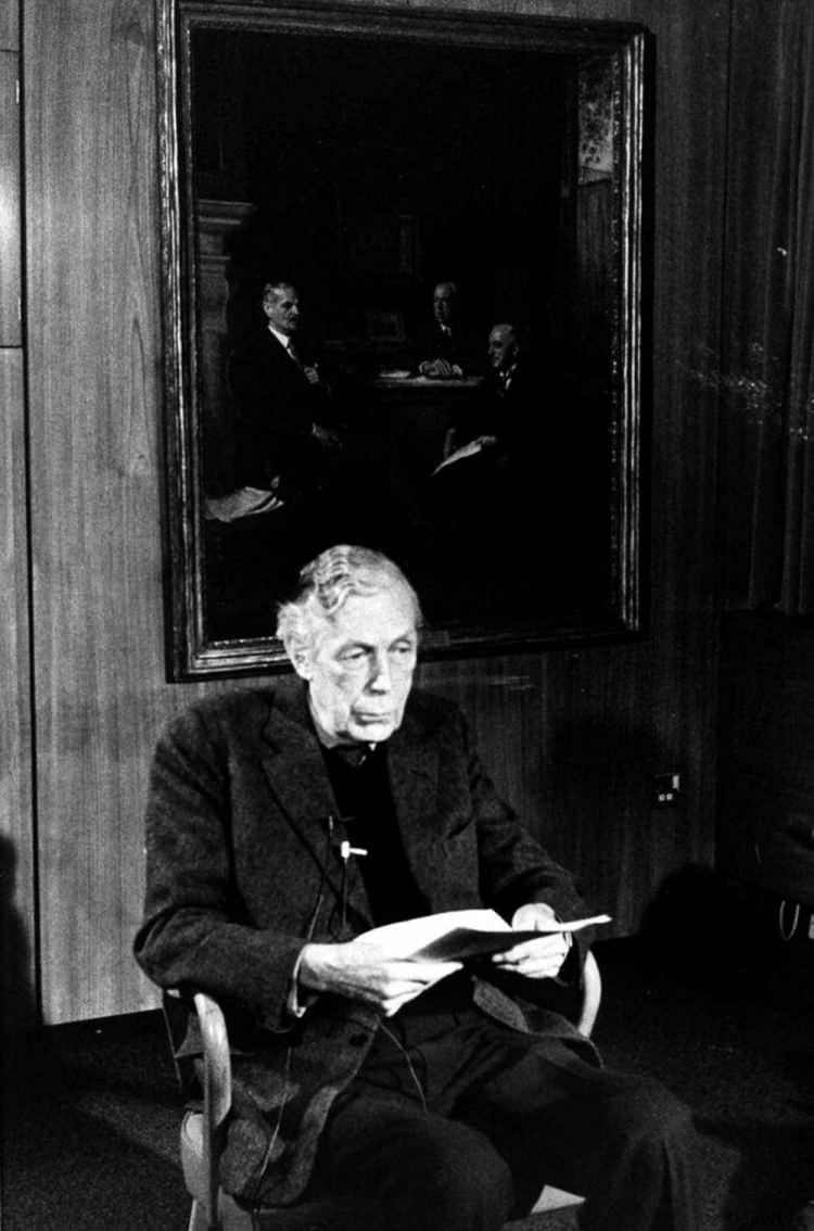 <p><span style="color:#B22222"><strong>ANTHONY BLUNT KİMDİR?</strong></span></p>
<p><br />
Anthony Blunt, kraliyet ailesinin sanat tarihçisi olmadan önce 1930'larda Cambridge Üniversitesi'nde Sovyet ajanı olarak işe alındı.</p>
