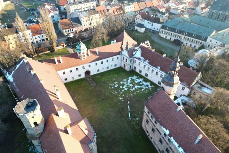 <p>Kaleyi cazip kılan en önemli özelliklerden biri, coğrafi konumu. Berlin, Prag, Viyana ve Bratislava gibi önemli Avrupa başkentlerine yakınlığıyla bilinen Glogowek Kalesi, stratejik bir nokta konumunda.</p>
<p> </p>