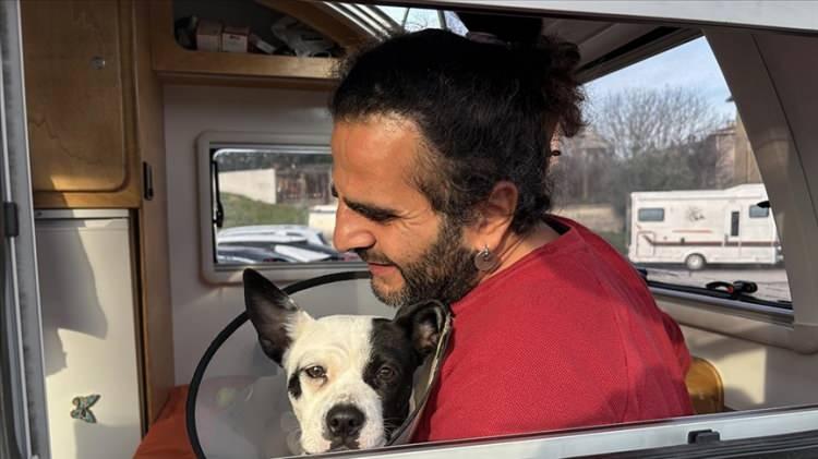 <p><strong>Doğuştan görme engelli olan ve hayali olan öğretmenliği gerçekleştiren 38 yaşındaki Oğuzhan Gürel, karavanda köpeğiyle birlikte tek başına yaşıyor. Gürel'in yaşama sevinci ve girişkenliği öğrencilere ilham oluyor.</strong></p>