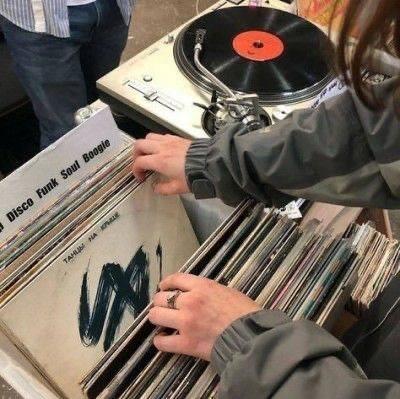 <p><span style="color:#000000"><strong>İngiltere'de geçtiğimiz yıl yalnızca 6,7 milyon vinil plak satışı gerçekleşti ve bu satışlardan 196 milyon sterlinlik ciddi bir gelir elde edildi.</strong></span></p>
