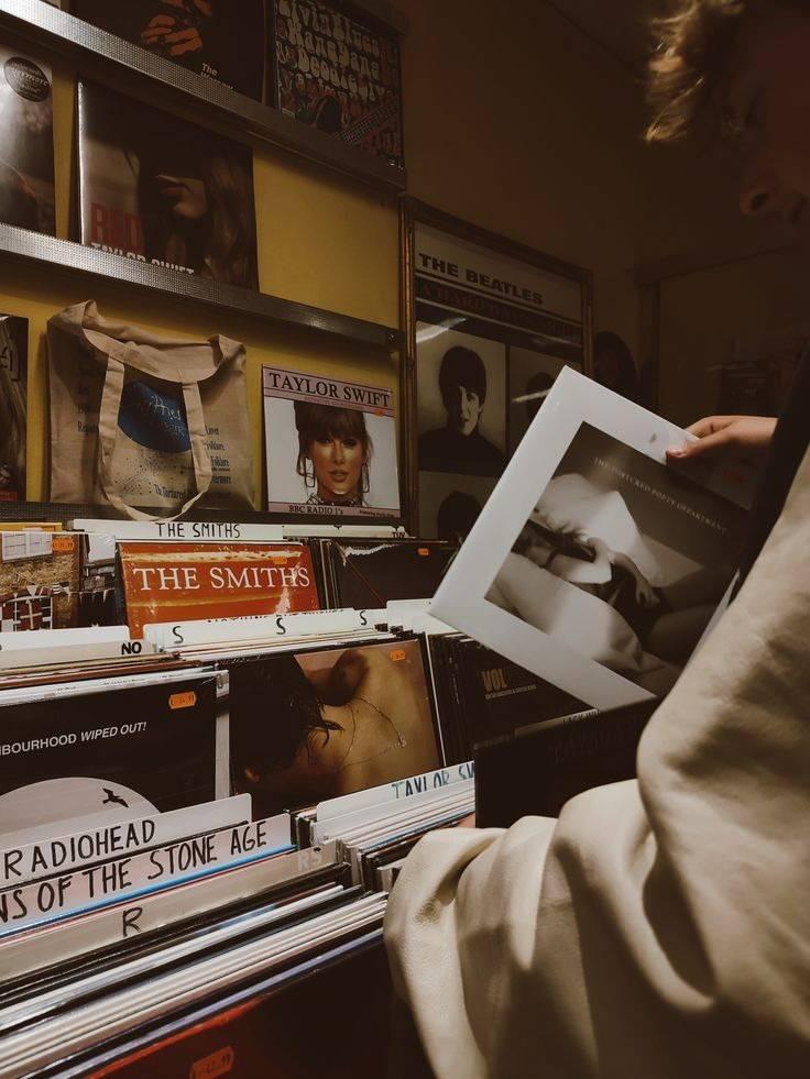 <p><span style="color:#000000"><strong>Öyle ki Taylor Swift, Adele ve Billie Eilish gibi dünyaca ünlü yıldızlar da albümlerini vinil plak olarak yayımlayarak bu furyaya katıldı.</strong></span></p>