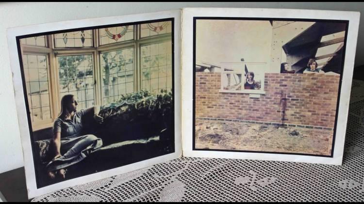 <p><strong>3. DARK - DARK ROUND THE EDGES</strong></p>

<p><strong>Yalnızca 40 kopya basılan 1972 tarihli bu albüm, koleksiyonerler tarafından "kutsal kase" olarak isimlendiriliyor. Mükemmel durumdaki bir örneği, 8.350 Euroya kadar alıcı bulabiliyor.</strong></p>
