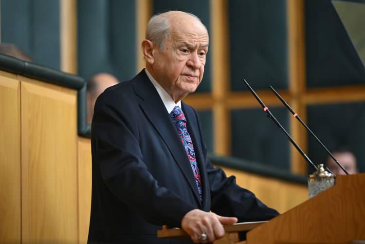 <p>Bahçeli, partisinin TBMM Grup Toplantısı’nda yaptığı konuşmada, "On İki Ada gasbedilmiş, asıl sahibi olan Türk milletinden ayak oyunlarıyla çalınmıştır. Türkiye On İki Ada'sız yaşasa bile, On İki Ada'nın Türkiyesiz yaşaması ham bir hayaldir" ifadelerine yer vermesi Yunan basınında büyük yankı uyandırdı</p>
