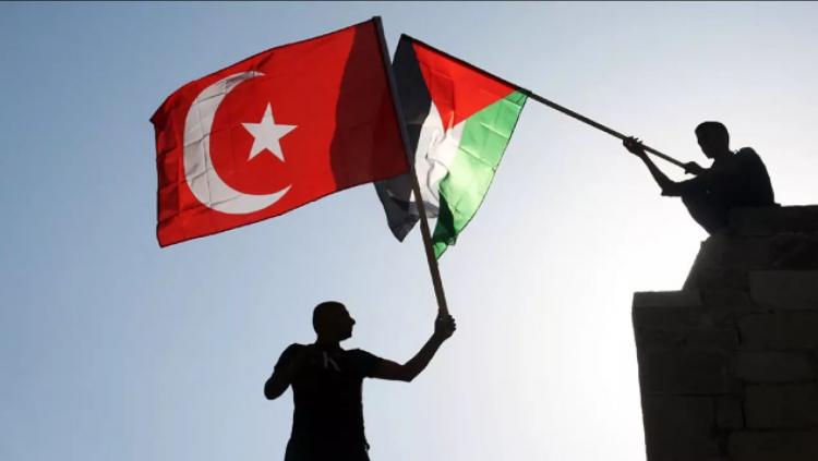 <p><span style="color:#000080"><strong><em>Gazze'de 15 aydır devam eden şiddetli çatışmalar, İsrail ile Hamas'ın ateşkes anlaşması üzerine son buldu. Aylardır süren sivil, kadın ve çocuk katliamlarının durdurulması için atılan adım üzerine ünlü isimlerden de destek ve mutluluk paylaşımları geldi. </em></strong></span></p>

