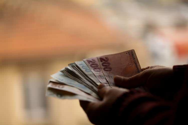 <p>1 Ocak 2025-31 Aralık 2027 tarihleri arasına devreden kredilere ve aynı tarihler arasında kullandırılacak krediler ile bakiyesi bu tarihler arasında devreden kredilere, yüzde 50 faiz indirim oranı uygulanacak.</p>