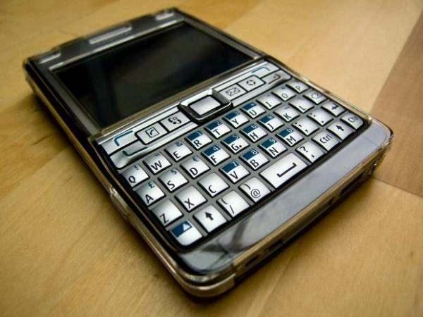 <p><strong><span style="color:#B22222">NOKIA E61I  </span>|  2007</strong></p>

<p> </p>
