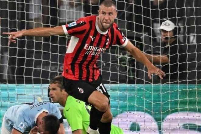 <p>Fenerbahçe'de Strahinja Pavlovic'in kiralanması için yönetim yoğun çaba harcıyor.<br />
<br />
​Milan'da kalmak isteyen Sırp yıldızın ikna edilmesi için vatandaşı Dusan Tadic de çalışıyor.<br />
<br />
(FANATİK)</p>
