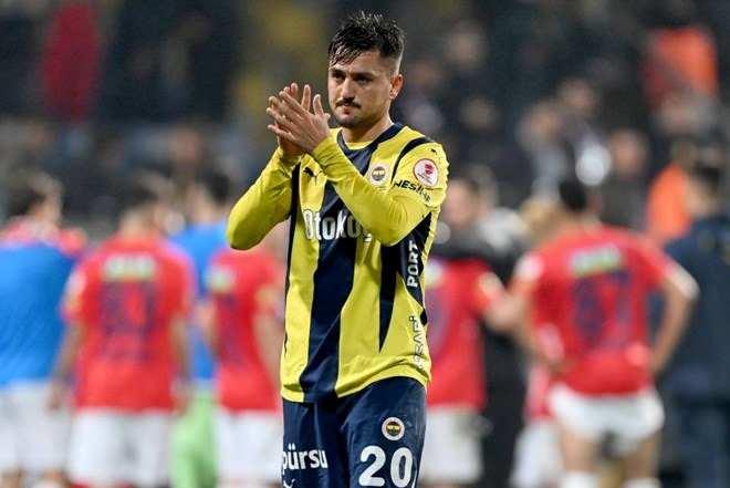 <p>Torino Teknik Direktörü Paolo Vanoli'nin Cengiz Ünder'ler görüşüp transfer için ikna etmeye çalışacağı öğrenildi.<br />
<br />
Fransız gazetesi L'Equipe, Fenerbahçe'nin Milan Skriniar için PSG'y 15 milyon Euro bonservis bedeli önerdiğini ve Ligue 1 ekibinin bunu kabul ettiğini yazdı.<br />
<br />
(TAKVİM)</p>
