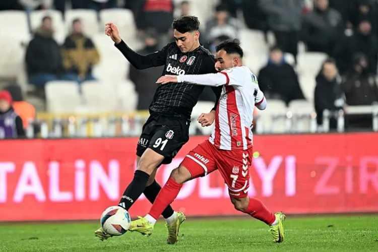 <p>Süpe Lig ekiplerinden Eyüpspor, Arda Turan'ın raporu doğrultusunda kadrosuna santrfor transferi yapmak istiyor.<br />
<br />
Eflatun-sarılı ekip, bu doğrultuda Beşiktaş forması giyen genç golcü Mustafa Hekimoğlu'nu radarına aldı.<br />
<br />
(SABAH)</p>