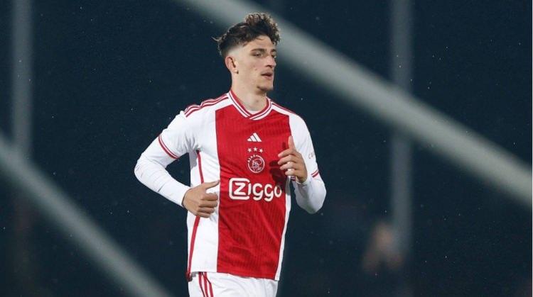 <p>Fenerbahçe, 22 yaşındaki stoper Ahmetcan Kaplan'ı transfer etmek için kulübü Ajax ile temasa geçti.<br />
<br />
Fenerbahçe, Hollanda kulübüne satın alma opsiyonlu kiralama teklifinde bulundu.<br />
<br />
(SÖZCÜ)</p>