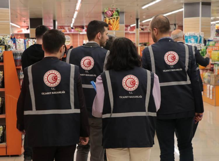 <p>Tarım ve Orman Bakanlığı taklit-tağşiş listesinde güncelleme yaptı. Yenilen listeye 30 ürün daha eklendi. Bu gelişmeyle birlikte taklit-tağşiş yapıldığı kesinleşmiş olan ürün sayısı 910'a yükseldi.</p>