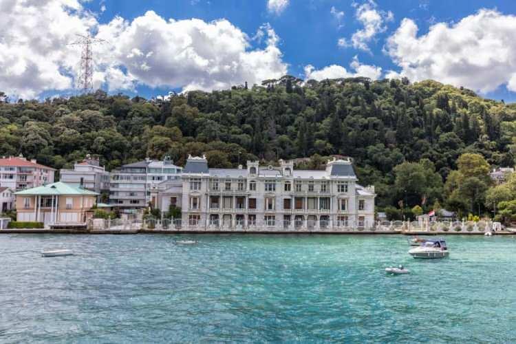 <p>İstanbul'da kira fiyatlarının en yüksek olduğu adreslerden Bebek ve Arnavutköy gibi bölgelerde eski binalar kentsel dönüşüme giremiyor.</p>
<p> </p>