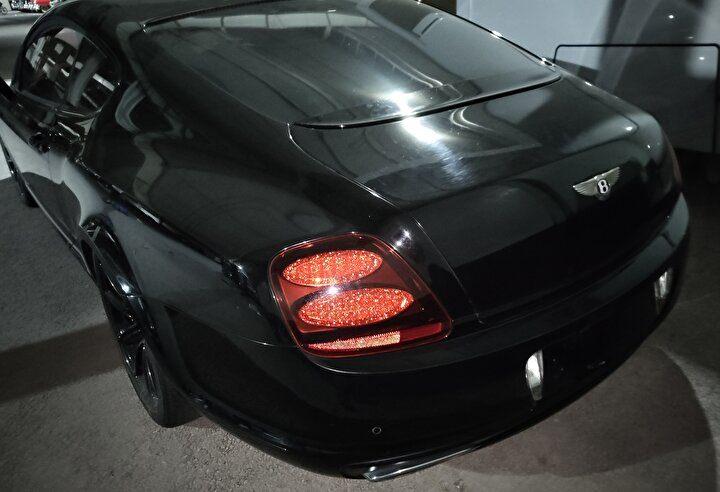 <p>İngiliz lüks otomobil üreticisi Bentley marka araçlar da Esed ailesinin garajında yer alırken, bu markanın en mütevazi modelleri bile yaklaşık 320 bin dolardan satışa sunuluyor.</p>
<p> </p>