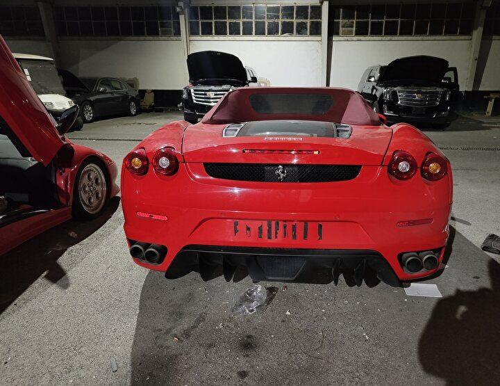 <p>Ferrari markasının en pahalı modellerinden biri olarak bilinen F50'nin piyasa değeri, yaklaşık 3 milyon doları buluyor.</p>