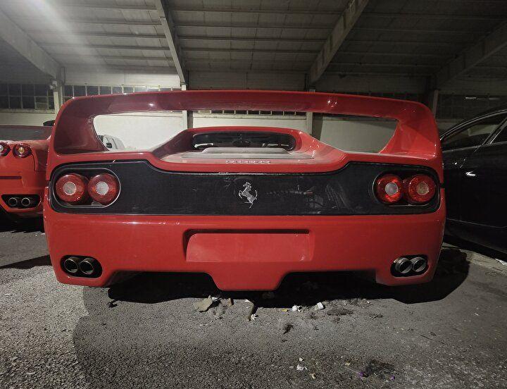 <p>Saraydaki lüks araçlar arasında yer alan Ferrari F12 Berlinetta'nın değeri yaklaşık 2 milyon dolar olarak gösteriliyor.</p>