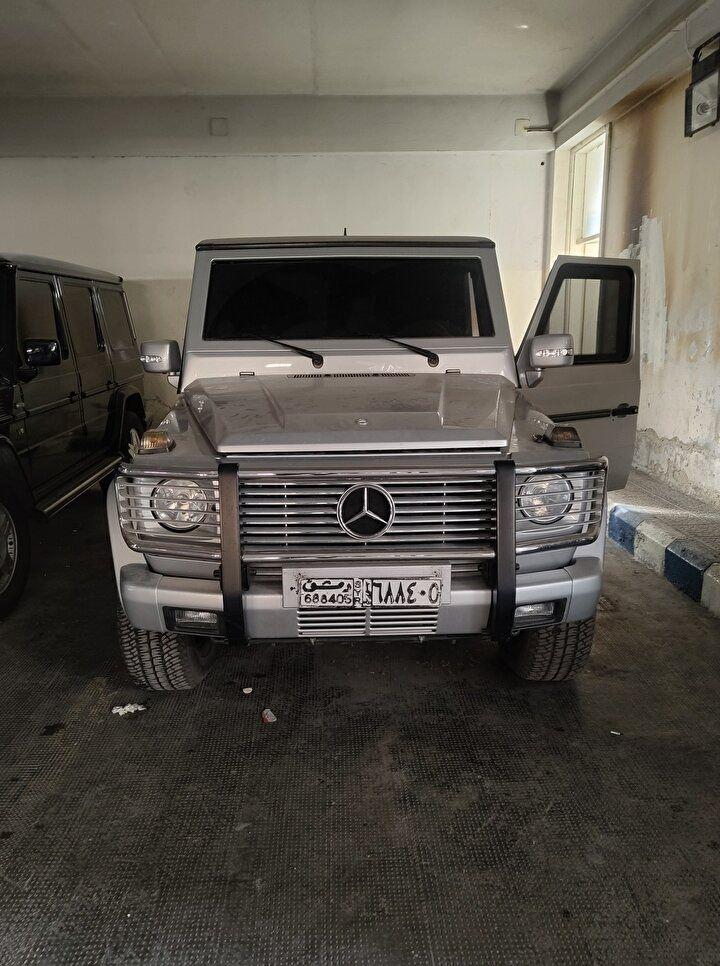 <p>Otoparkta görüntülenen lüks araçlardan Alman otomobil şirketi Mercedes'in AMG G 63 SUV modelinin liste fiyatı ise 186 bin dolar.</p>
