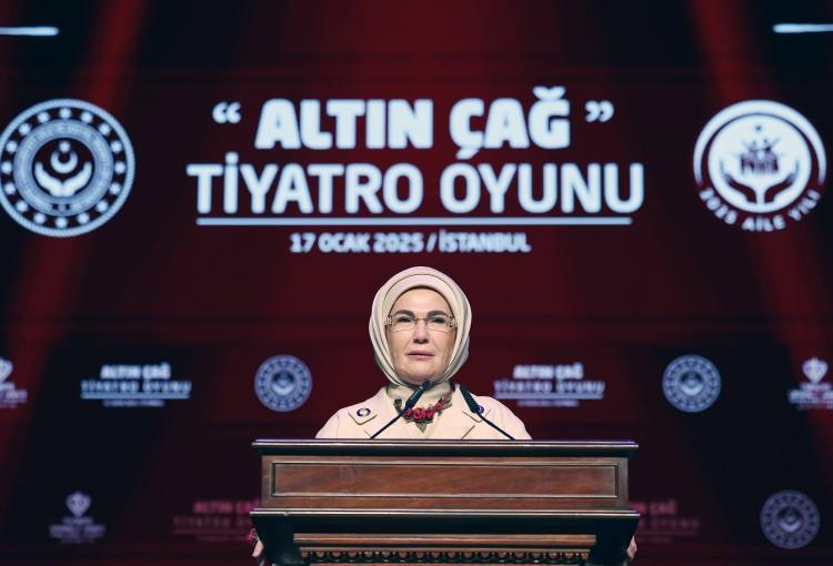 <p>Emine Erdoğan, Aile ve Sosyal Hizmetler Bakanlığı işbirliğinde Türkiye Diyanet Vakfı İstanbul Gönüllü Koordinatörlüğü tarafından yürütülen "Hayata Köprü Sanat Projesi" kapsamında kadrosu devlet himayesindeki çocuklardan oluşan "Altın Çağ" adlı tiyatro oyununu izledi.</p>

<p> </p>
