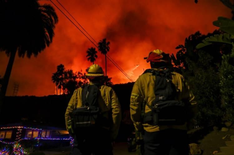 <p>Los Angeles'ın zengin ve ünlüleri, orman yangınları devam ederken milyon dolarlık evlerini ve <strong>işyerlerini kurtarmak için saatte 2.000 dolarlık özel itfaiyeciler tutuyor.</strong> İşte özel itfaiyeci tutan ünlüler...</p>
