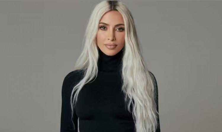 <p><strong><span style="color:#B22222">KIM KARDASHIAN</span> </strong><strong>| Medya kişiliği</strong></p>
<p> </p>
<p>Kim Kardashian, kuraklık sırasında kendisine ayrılan su miktarının 232.000 galon fazlasını tükettiği için daha önce para cezasına çarptırılmıştı</p>