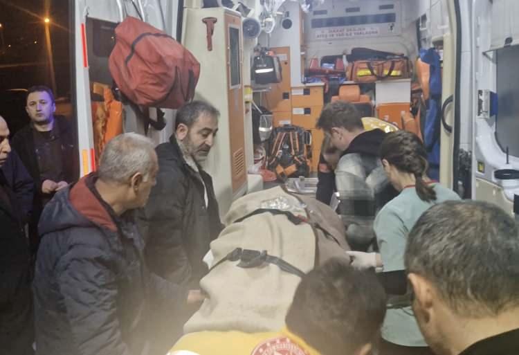 <p>Alaca Devlet Hastanesi’ni ziyaret eden Alaca Kaymakamı Engin Tok, Alaca Belediye Başkanı Şerif Arslan, Çorum İl Emniyet Müdürü Arif Pehlivan, İl Jandarma Komutan Yardımcısı Cem Daharlı yaralı memurun sağlık durumu hakkında bilgi aldı.</p>
