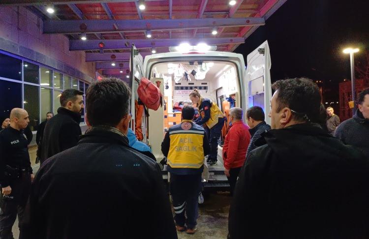 <p>Hayati tehlikesi bulunan polis memuru, Erol Ol&ccedil;ok Eğitim ve Araştırma Hastanesine sevk edildi.</p>
