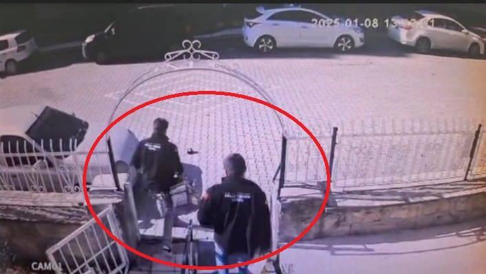 <p>Y.V. ve M.G. ise Kervansaray Mahallesi'nde takiple gözaltına alındı. Şüphelilerin 100'den fazla dolandırıcılık kaydının bulunduğu ortaya çıktı.</p>
