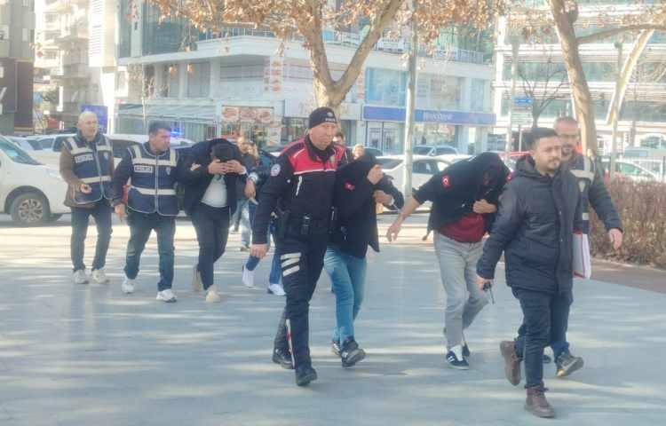 <p>Gözaltına alınan 4 şüpheli, emniyetteki işlemlerinin ardından sevk edildikleri adliyede çıkarıldıkları mahkeme tarafından tutuklandı. Diğer yandan evlere kombi için gittikleri belirlenen şüpheliler, güvenlik kameraları tarafından kaydedildi.</p>