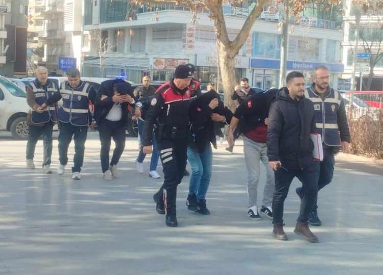 <p><span style="color:#B22222"><strong>ÇETE LİDERİ TUTUKLANDI</strong></span></p>
<p>4 kişinin beyanlarına istinaden polis tarafından yapılan çalışmada, çete liderinin Antalya'da yaşayan Y.B., olduğu belirlendi. Y.B., adresine düzenlenen operasyonla yakalanarak Kırşehir'e getirildi. Gözaltına alınan Y.B., emniyetteki işlemlerinin ardından sevk edildiği adliyede çıkarıldığı mahkemece tutuklandı.</p>