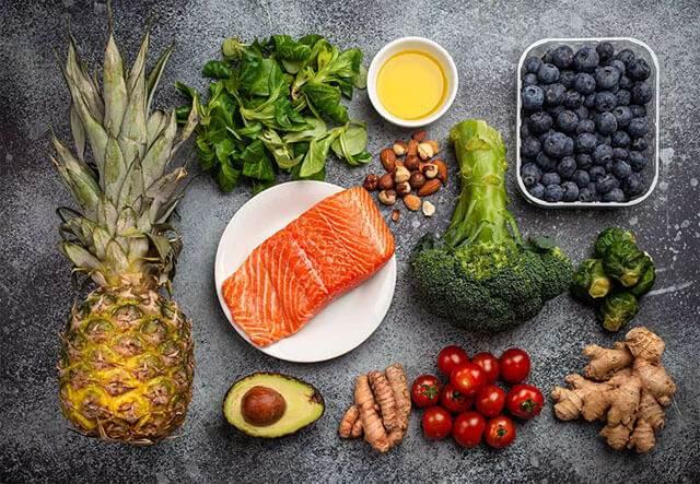 <p>Kışın eklem ağrısı çekmemek ve var olan eklem ağrılarını hafifletmek için <strong>anti-inflamatuar gıdalar</strong> tüketmek oldukça önemlidir. <strong>Omega-3 yağ asitleri</strong> açısından zengin gıdalar, iltihaplanmayı azaltarak eklem sağlığını destekler. <strong>Balık</strong>, <strong>avokado</strong>, <strong>ceviz</strong>, <strong>sarımsak</strong>, <strong>zerdeçal</strong>, <strong>soğan</strong> ve <strong>yeşil çay</strong> gibi doğal anti-inflamatuar içeren yiyecekleri beslenmenize eklemek, kışın eklem ağrısı çekmemek için etkili bir adım olabilir.</p>
