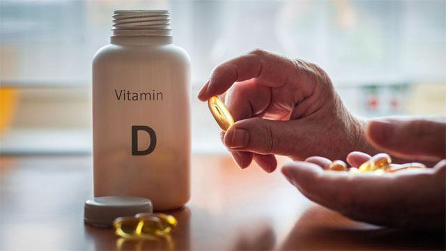 <p>Kış aylarında güneşe yeterince maruz kalmamak <strong>D vitamini seviyelerini</strong> düşürür. <strong>D vitamini</strong>, eklem sağlığı için çok önemlidir. D vitamini eksikliğinde eklem iltihaplanmaları meydana gelir ve bu da özellikle kışın eklem ağrılarını artırır. Bu yüzden kış aylarında eklem ağrısı çekmemek için <strong>doktor kontrolünde bir D vitamini takviyesi</strong> alabilirsiniz.</p>
