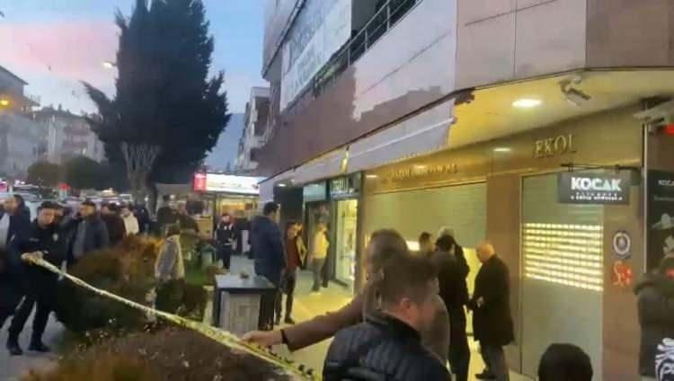 <p>Cumhuriyet Savcılığı'nda ifadeleri alınan Cemal ve Rıza Çelikay kardeşler ile Emre Ünlük olayı kendilerinin gerçekleştirdiğini itiraf ederken, 3 şahsa gözcülük yapan Ramazan Karakaş ise olay yerine sadece çay içmek amacıyla gittiğini beyan ederek suçlamaları kabul etmediği öğrenildi.</p>
