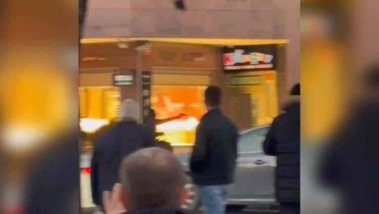 <p>Polis ekipleri tarafından yoğun güvenlik önemleri altında adliyeden çıkarılan şahıslardan Çelik kardeşlerin yakınlarının ise destek vererek, <strong>