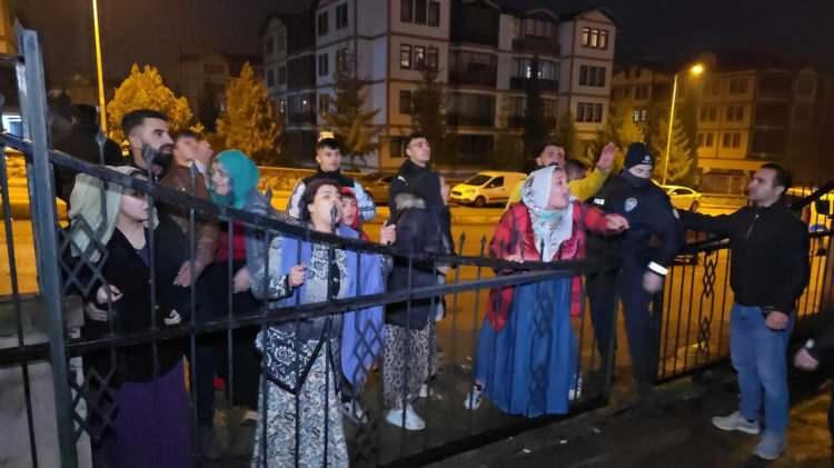 <p>Diğer yandan kuyumcu soygunu girişiminde bulunan Cemal Çelikay'ın 2019 yılında Türkiye Genç B Erkekler Türkiye Şampiyonası bilek güreşinde 50 kg sol kolda Türkiye şampiyonluğu, 2022 yılında ise Türkiye ikinciliğinin yanı sıra bölgesel ve il birincilikleri de bulunuyordu.</p>
