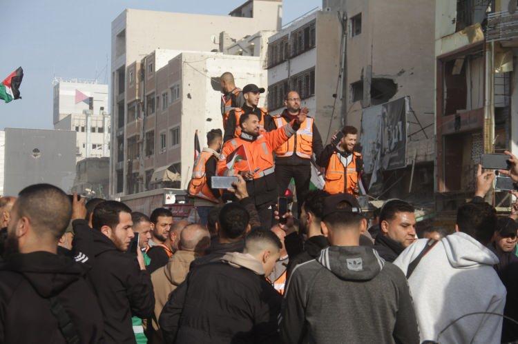 <p>Hamas ve İsrail arasında mutabakata varılan Gazze’de ateşkes belirsizliği devam ederken, Gazze kentinde bir araya gelen ilk yardım ve sivil savunma görevlileri, sevinç gösterisinde bulundu.</p>
<p> </p>