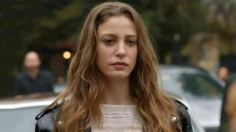 <p><span style="color:#B22222"><strong>SERENAY SARIKAYA</strong></span></p>