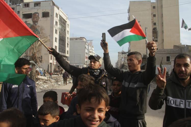 <p>Hamas ve İsrail arasında mutabakata varılan Gazze'de ateşkes ve karşılıklı esir takası anlaşması uygulamaya girdi. Ateşkesin yürürlüğe girmesinin ardından Gazze Şeridi'nin orta kesiminde yer alan Deyr Belah kentindeki Aksa Şehitleri Hastanesi bahçesinde bir araya gelen Filistinliler, sevinç gösterisinde bulundu.</p>
