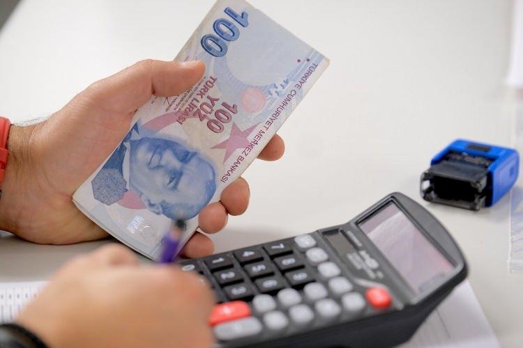 <p><span style="color:#B22222"><strong>EMEKLİ MAAŞLARI NE KADAR OLDU</strong></span></p>