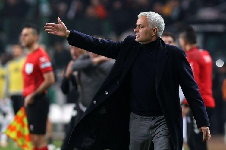 <p>Kahveci, kendisine gelen eleştirileri dile getirirken <strong>"Biz burada konuşuyoruz, bazen Mourinho'yu eleştiriyoruz, hemen Fenerbahçe düşmanı oluyoruz, yapının elemanı oluyoruz. 'Yapı' nedir belli değil, ama ben yapının elemanı olmuşum!"</strong> ifadelerini kullandı.</p>
