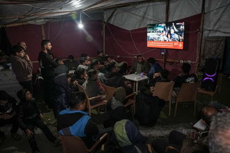 <p>Fransa'dan İspanya'ya, Birleşik Arap Emirlikleri'nden İngiltere'ye gazeteler Gazze'deki ateşkesi manşetten gördü. </p>

<p> </p>
